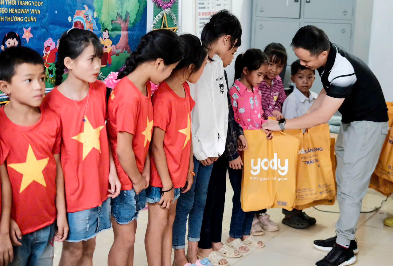 Trung thu yêu thương ở điểm trường Lũng Vầy 