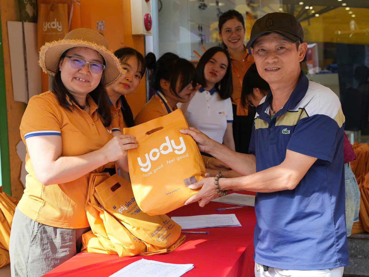 YODY 'thần tốc' hỗ trợ 25.000 sản phẩm cho bà con vùng bão lũ