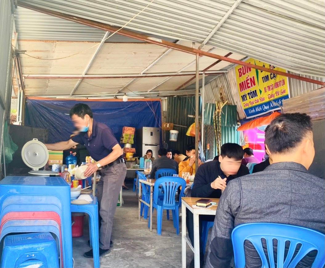 Người Hà Nội 'quên' đeo khẩu trang giữa lúc F0 'tăng chóng mặt'