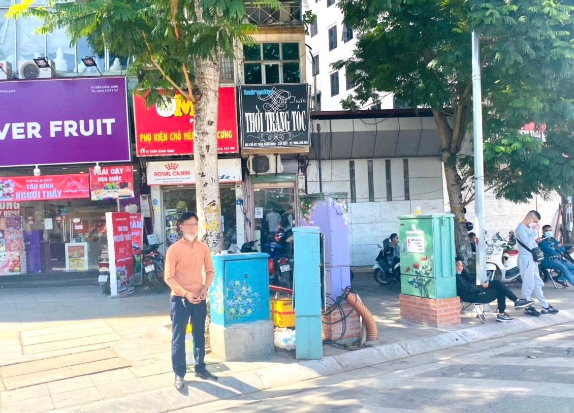 Người Hà Nội 'quên' đeo khẩu trang giữa lúc F0 'tăng chóng mặt'