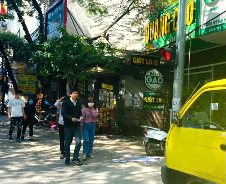 Người Hà Nội 'quên' đeo khẩu trang giữa lúc F0 'tăng chóng mặt'