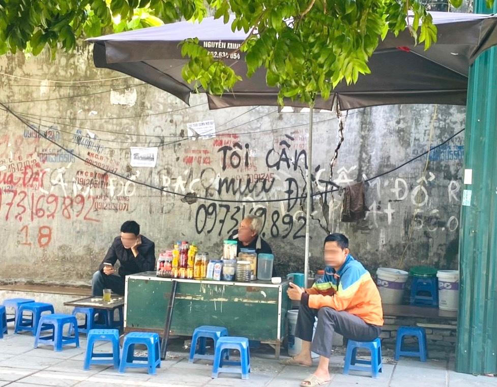 Người Hà Nội 'quên' đeo khẩu trang giữa lúc F0 'tăng chóng mặt'