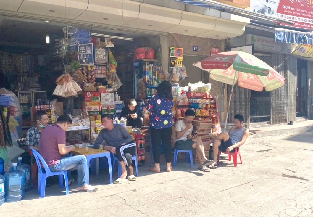 Người Hà Nội 'quên' đeo khẩu trang giữa lúc F0 'tăng chóng mặt'