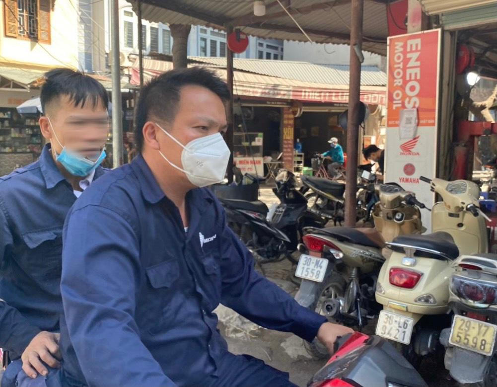 Người Hà Nội 'quên' đeo khẩu trang giữa lúc F0 'tăng chóng mặt'