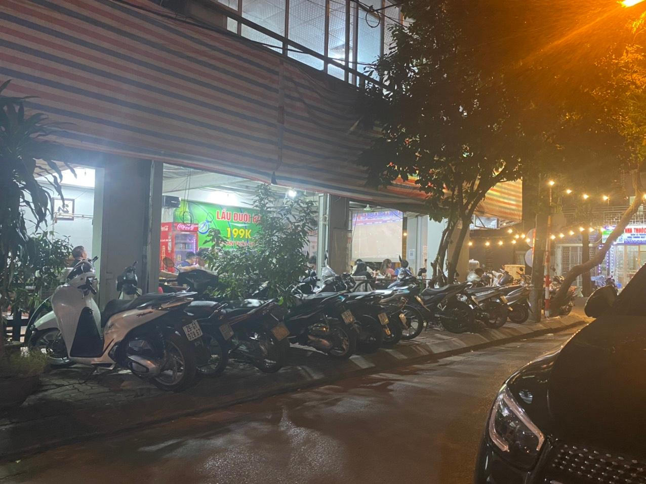 Nhà hàng, quán ăn Hà Nội 'chật kín' khách xem bóng đá bất chấp dịch bệnh 'nóng' trở lại