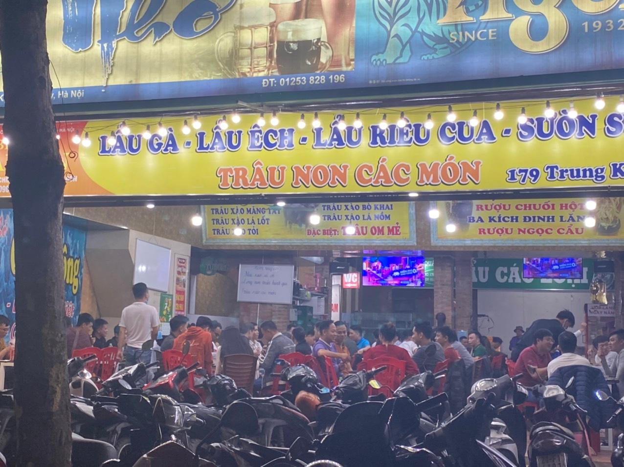 Nhà hàng, quán ăn Hà Nội 'chật kín' khách xem bóng đá bất chấp dịch bệnh 'nóng' trở lại