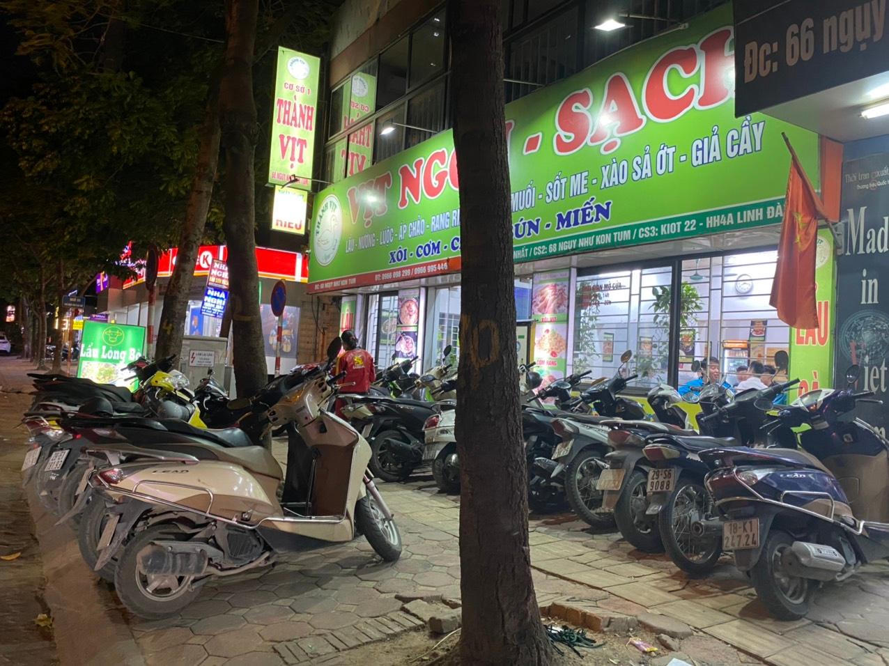 Nhà hàng, quán ăn Hà Nội 'chật kín' khách xem bóng đá bất chấp dịch bệnh 'nóng' trở lại