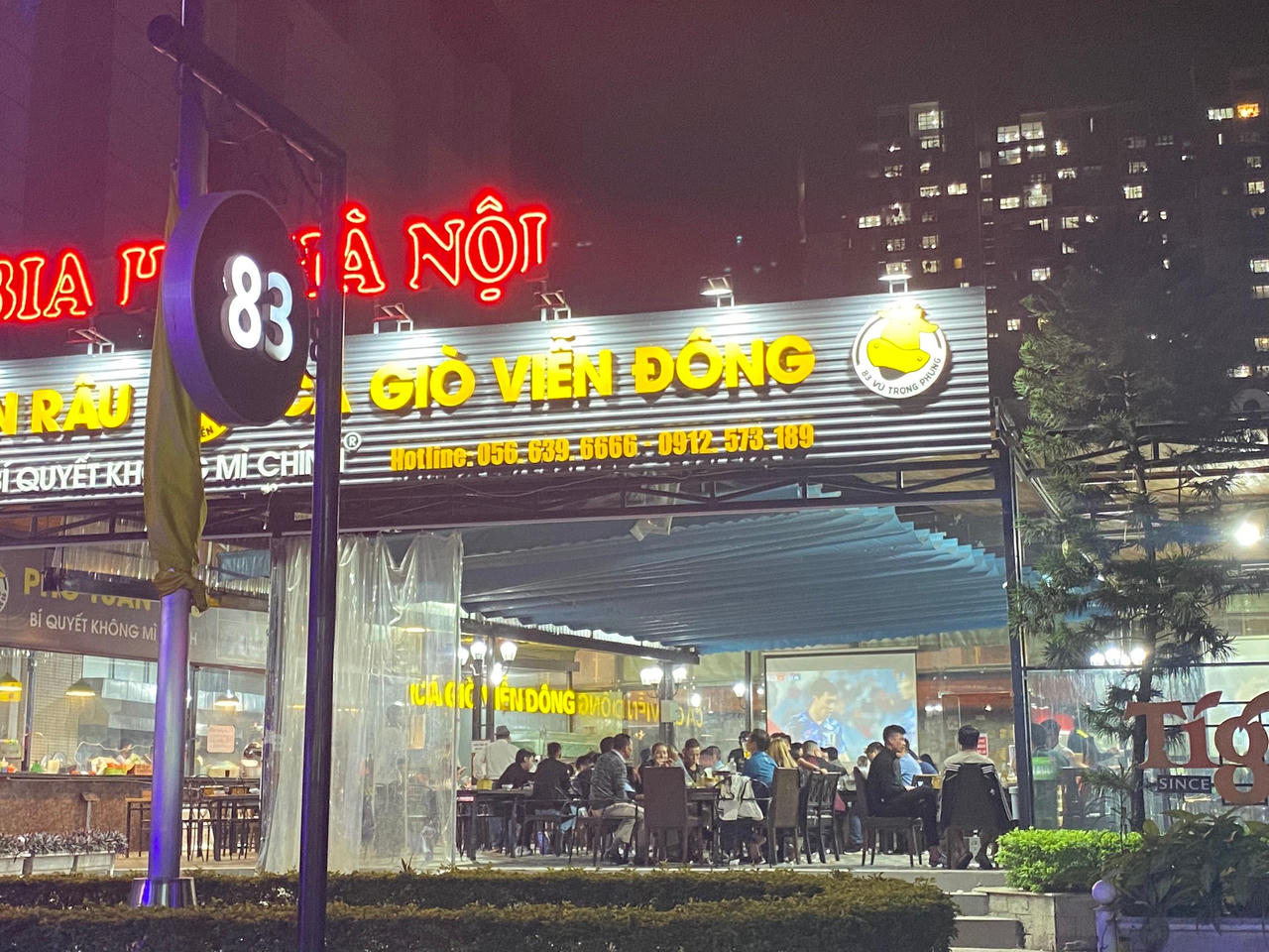 Nhà hàng, quán ăn Hà Nội 'chật kín' khách xem bóng đá bất chấp dịch bệnh 'nóng' trở lại