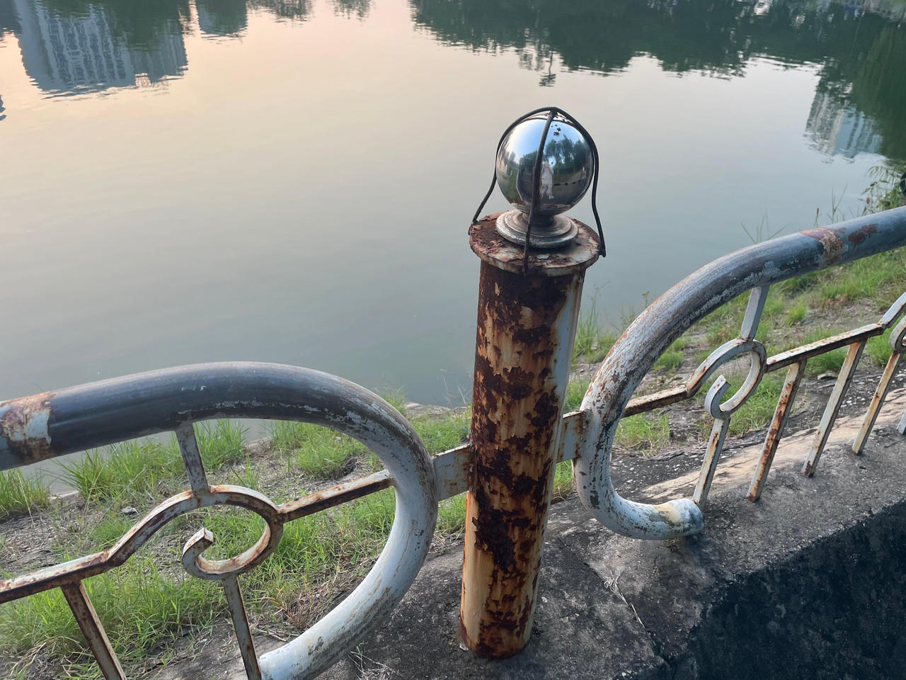 Công viên Hà Nội xuống cấp trầm trọng, gây nguy hiểm cho người dân