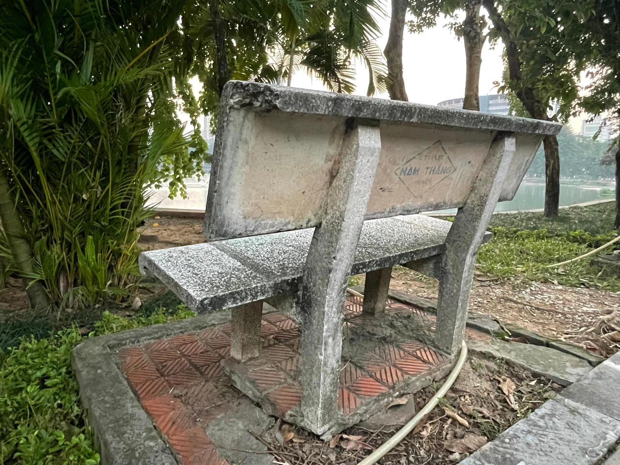 Công viên Hà Nội xuống cấp trầm trọng, gây nguy hiểm cho người dân