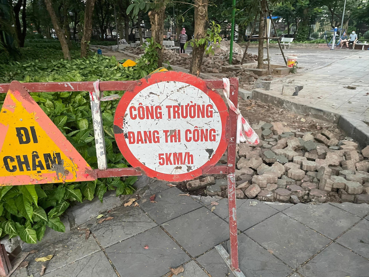 Công viên Hà Nội xuống cấp trầm trọng, gây nguy hiểm cho người dân