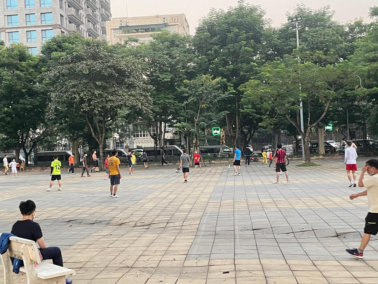 Công viên Hà Nội xuống cấp trầm trọng, gây nguy hiểm cho người dân