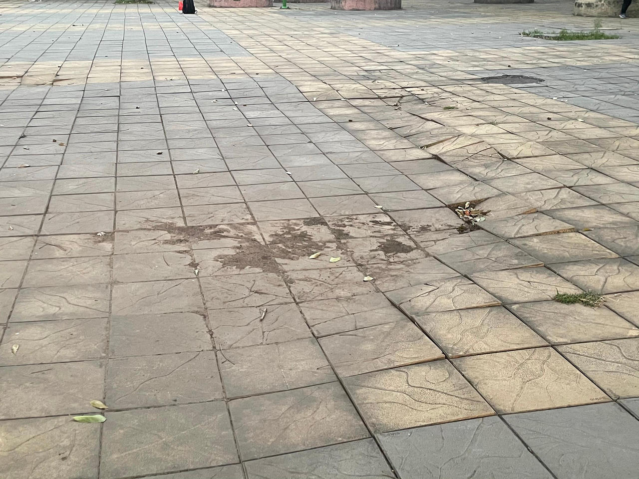 Công viên Hà Nội xuống cấp trầm trọng, gây nguy hiểm cho người dân