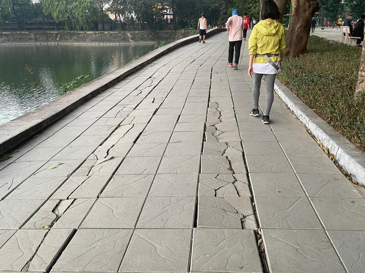 Công viên Hà Nội xuống cấp trầm trọng, gây nguy hiểm cho người dân