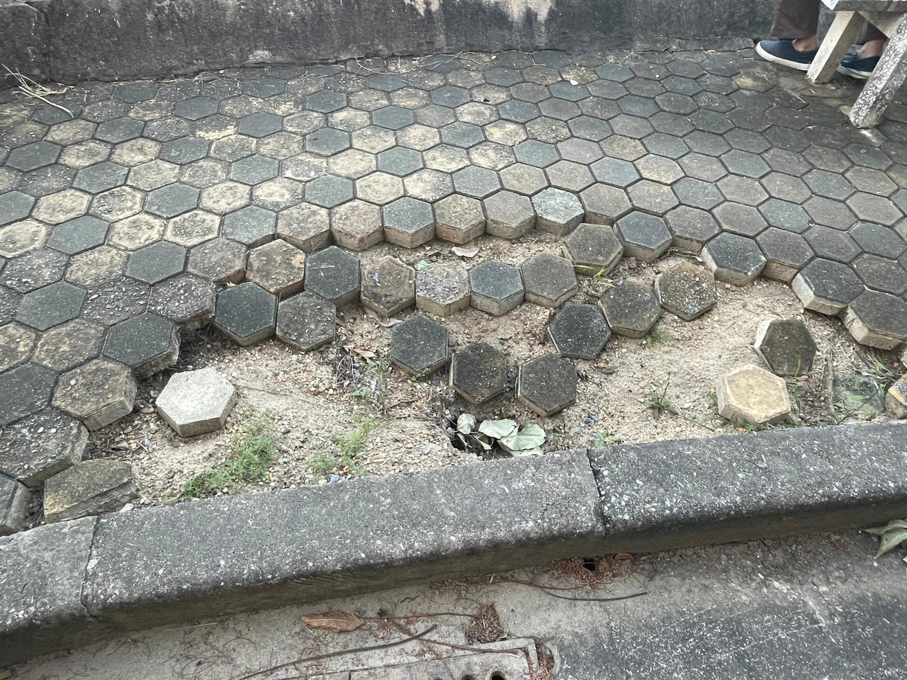 Công viên Hà Nội xuống cấp trầm trọng, gây nguy hiểm cho người dân