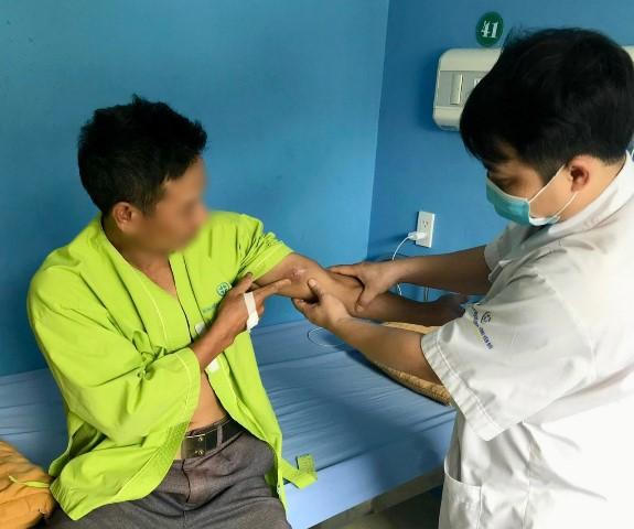 Giun rồng dài 8cm kí sinh trong cánh tay người đàn ông 