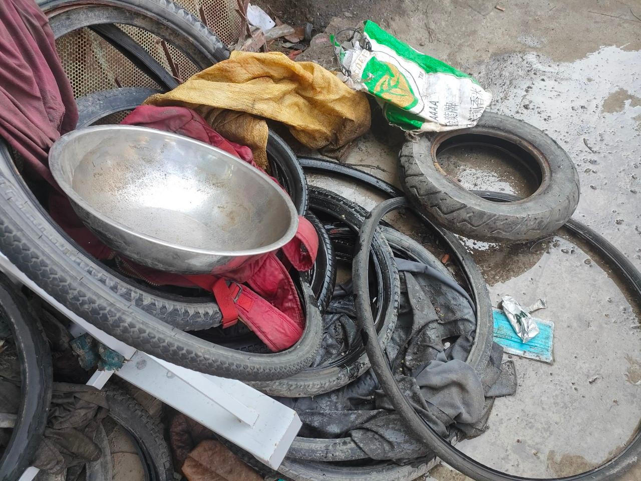 Cận cảnh nơi phát sinh mầm bệnh sốt xuất huyết nhà nào cũng có