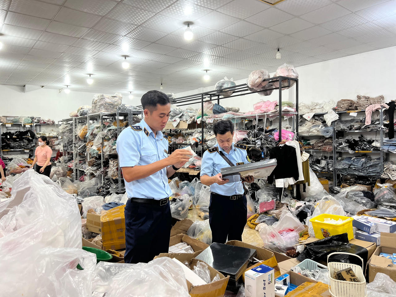 Phát hiện tổng kho hàng nhái chuyên bán online lớn nhất Tuyên Quang