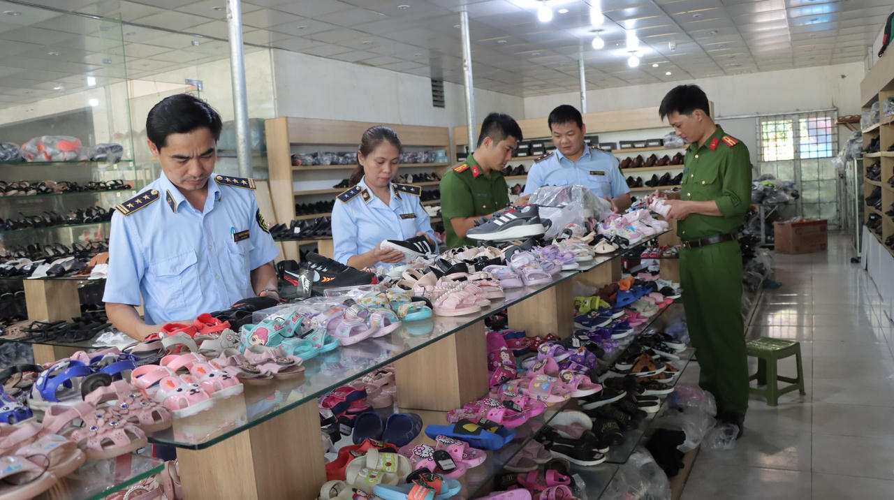 Phát hiện tổng kho hàng nhái chuyên bán online lớn nhất Tuyên Quang