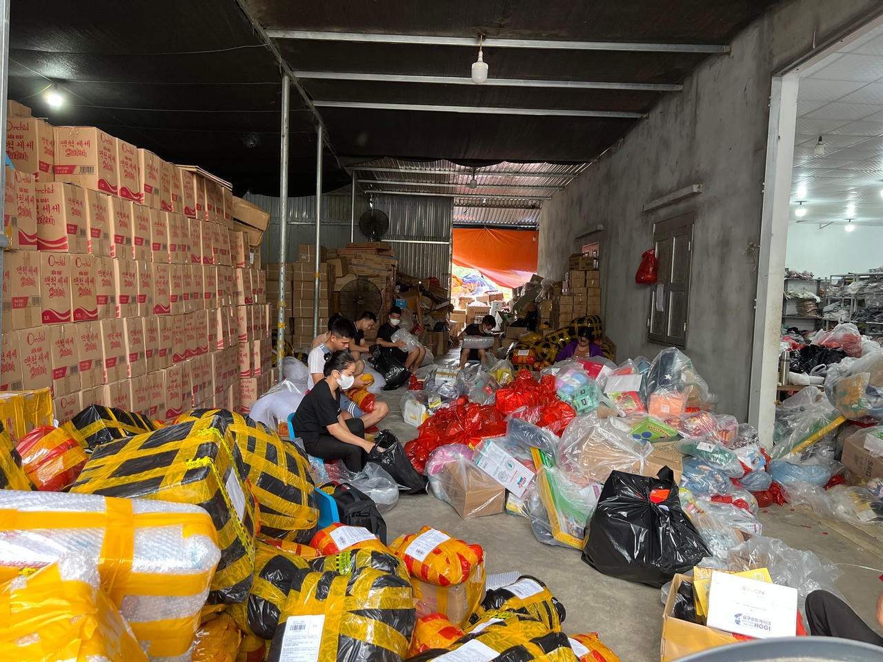 Phát hiện tổng kho hàng nhái chuyên bán online lớn nhất Tuyên Quang