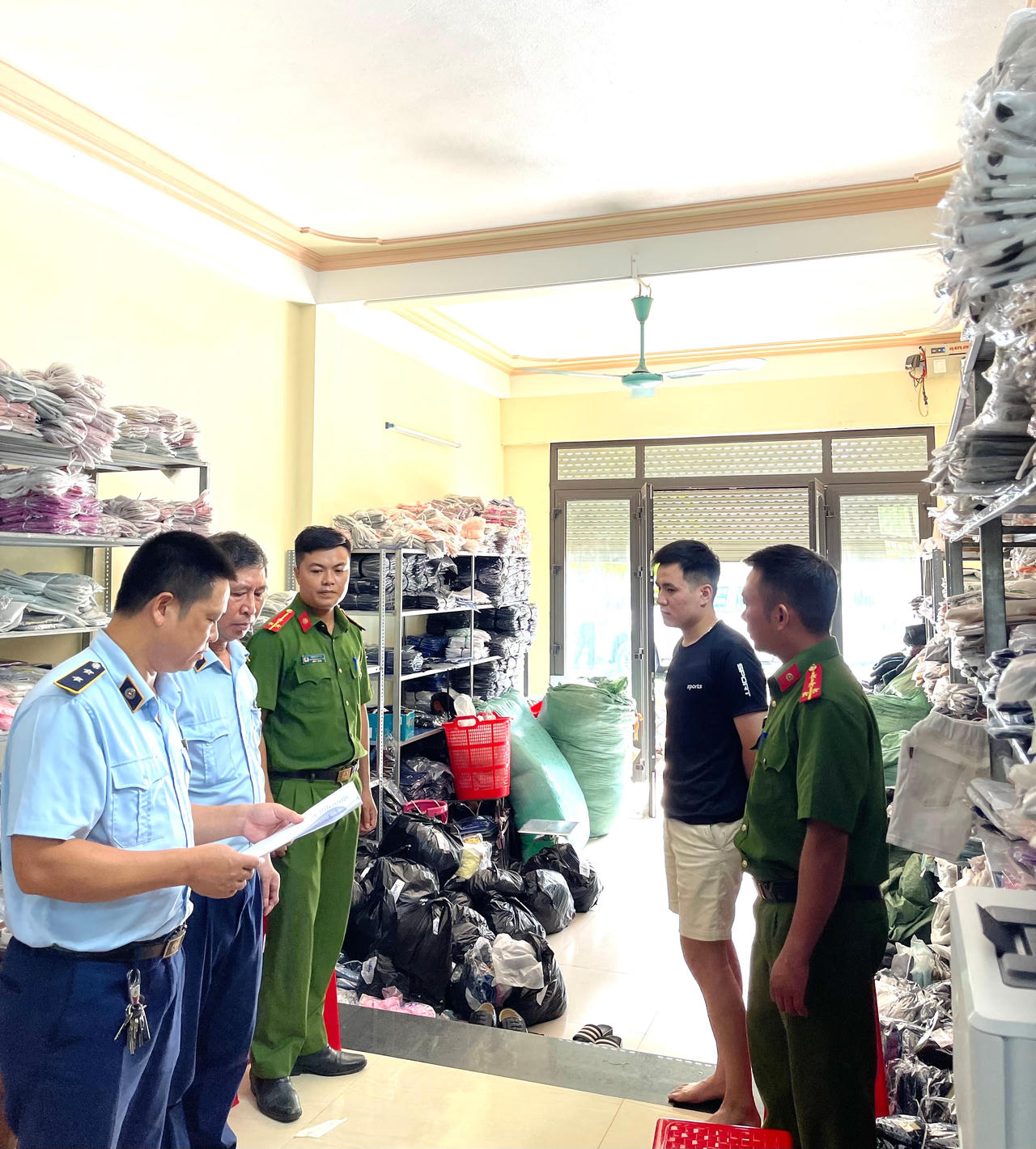 Phát hiện gần 30 tấn gạo Ấn Độ nghi nhập lậu