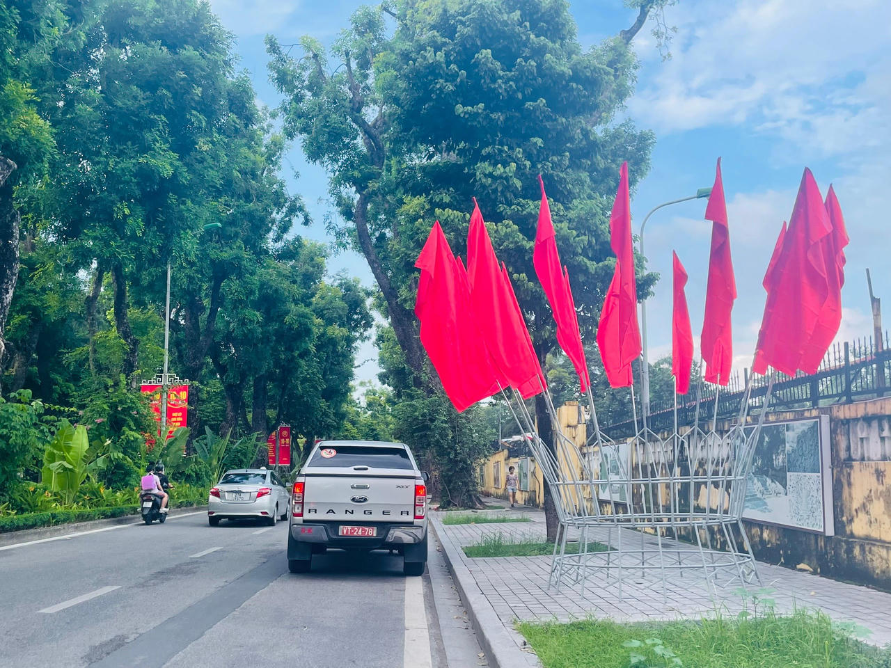 Hà Nội tưng bừng sắc đỏ, người dân mặc áo in cờ Tổ quốc mừng Ngày Giải phóng Thủ đô