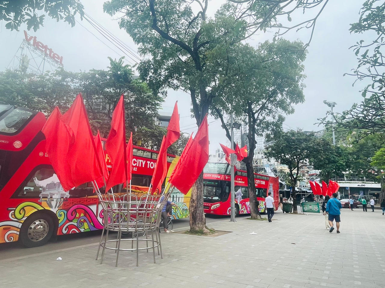 Hà Nội tưng bừng sắc đỏ, người dân mặc áo in cờ Tổ quốc mừng Ngày Giải phóng Thủ đô