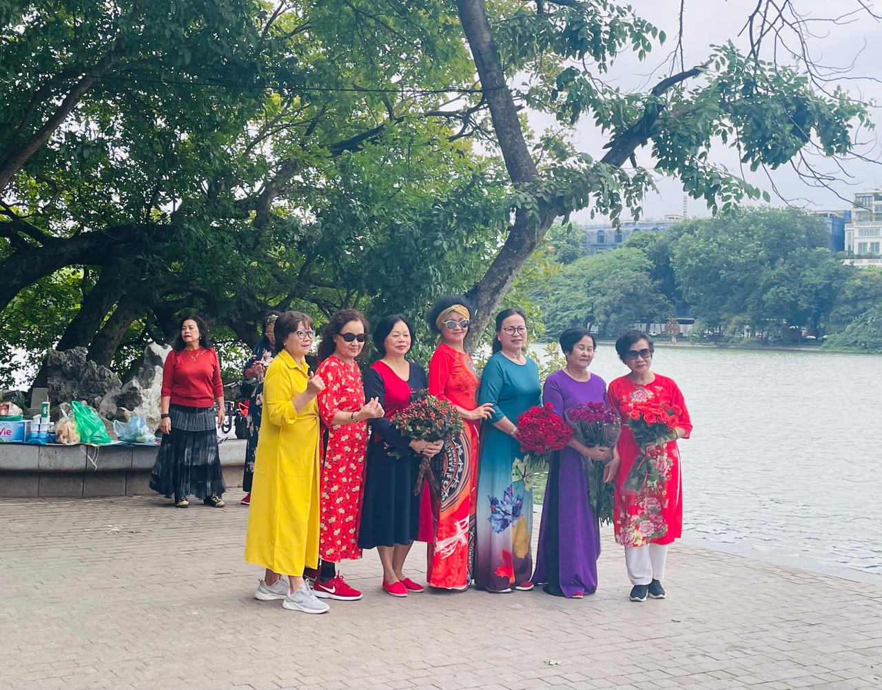 Hà Nội tưng bừng sắc đỏ, người dân mặc áo in cờ Tổ quốc mừng Ngày Giải phóng Thủ đô