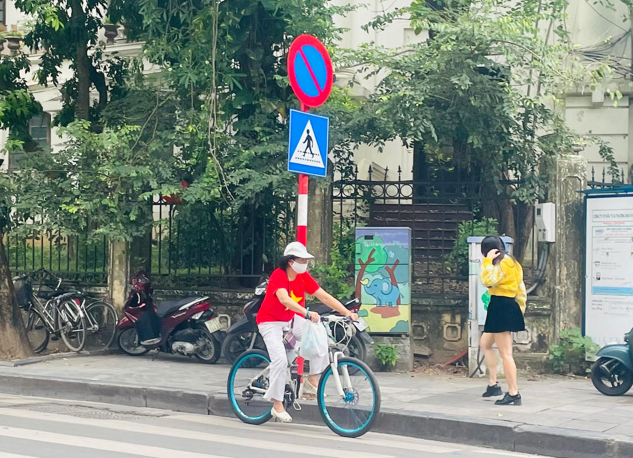 Hà Nội tưng bừng sắc đỏ, người dân mặc áo in cờ Tổ quốc mừng Ngày Giải phóng Thủ đô