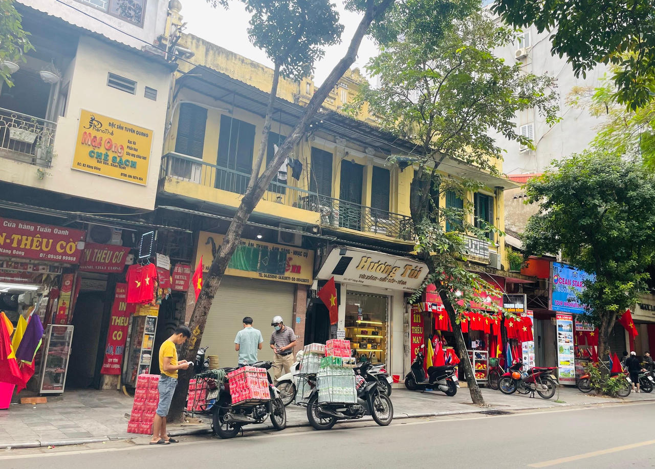 Hà Nội tưng bừng sắc đỏ, người dân mặc áo in cờ Tổ quốc mừng Ngày Giải phóng Thủ đô