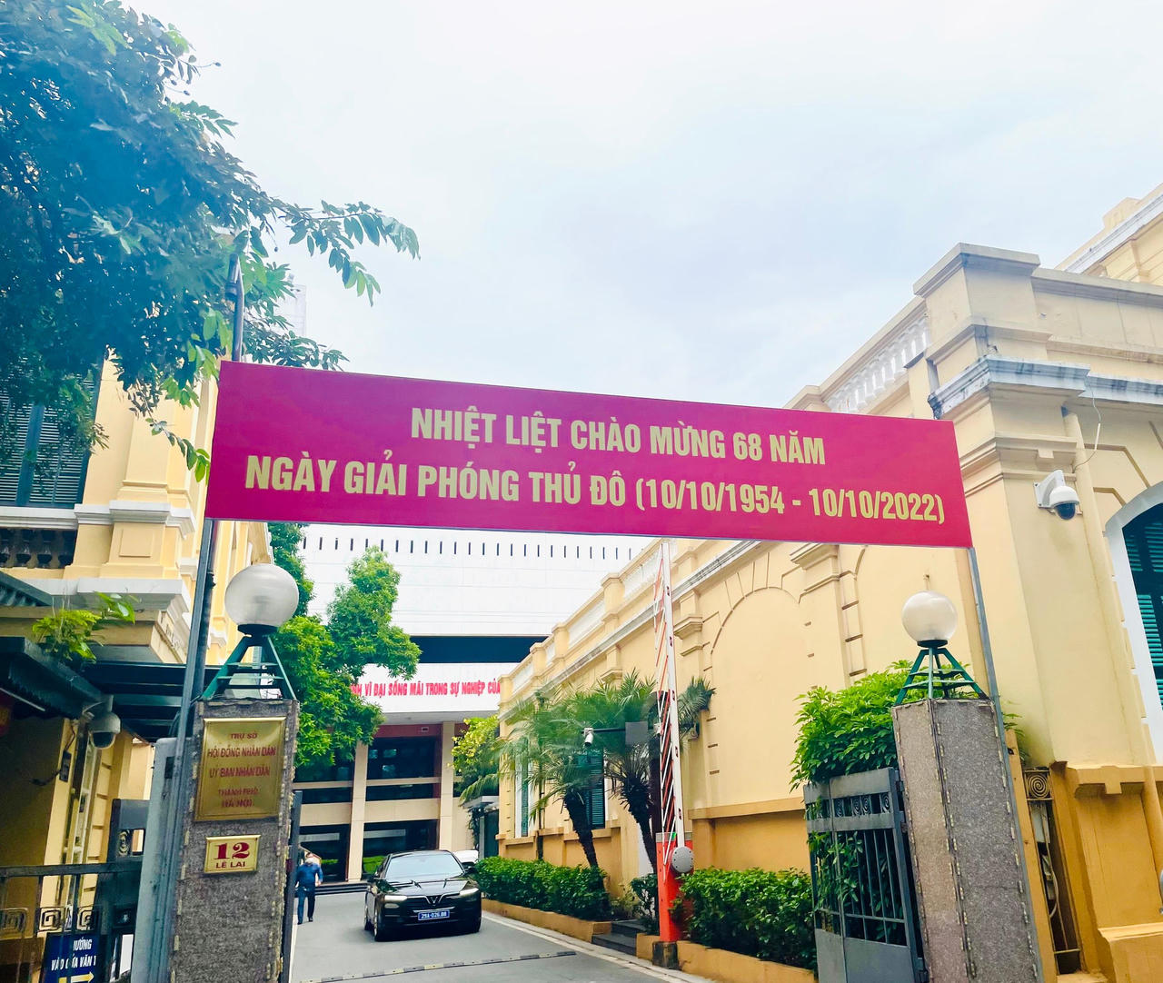 Hà Nội tưng bừng sắc đỏ, người dân mặc áo in cờ Tổ quốc mừng Ngày Giải phóng Thủ đô