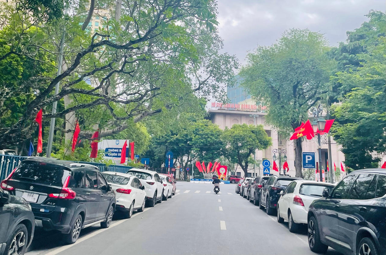 Hà Nội tưng bừng sắc đỏ, người dân mặc áo in cờ Tổ quốc mừng Ngày Giải phóng Thủ đô