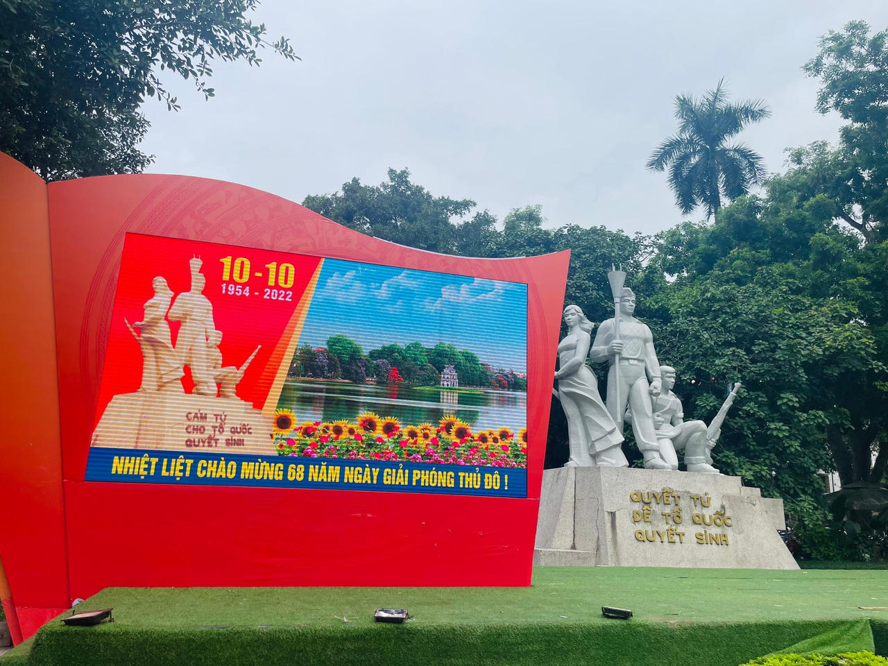 Hà Nội tưng bừng sắc đỏ, người dân mặc áo in cờ Tổ quốc mừng Ngày Giải phóng Thủ đô