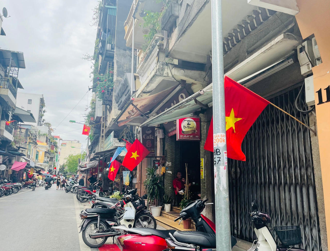 Hà Nội tưng bừng sắc đỏ, người dân mặc áo in cờ Tổ quốc mừng Ngày Giải phóng Thủ đô