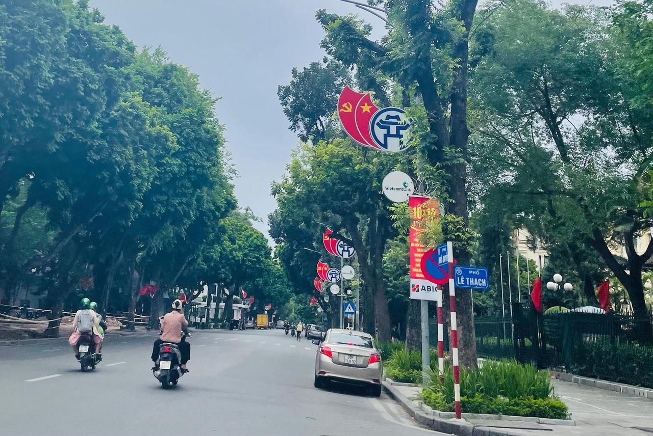 Hà Nội tưng bừng sắc đỏ, người dân mặc áo in cờ Tổ quốc mừng Ngày Giải phóng Thủ đô