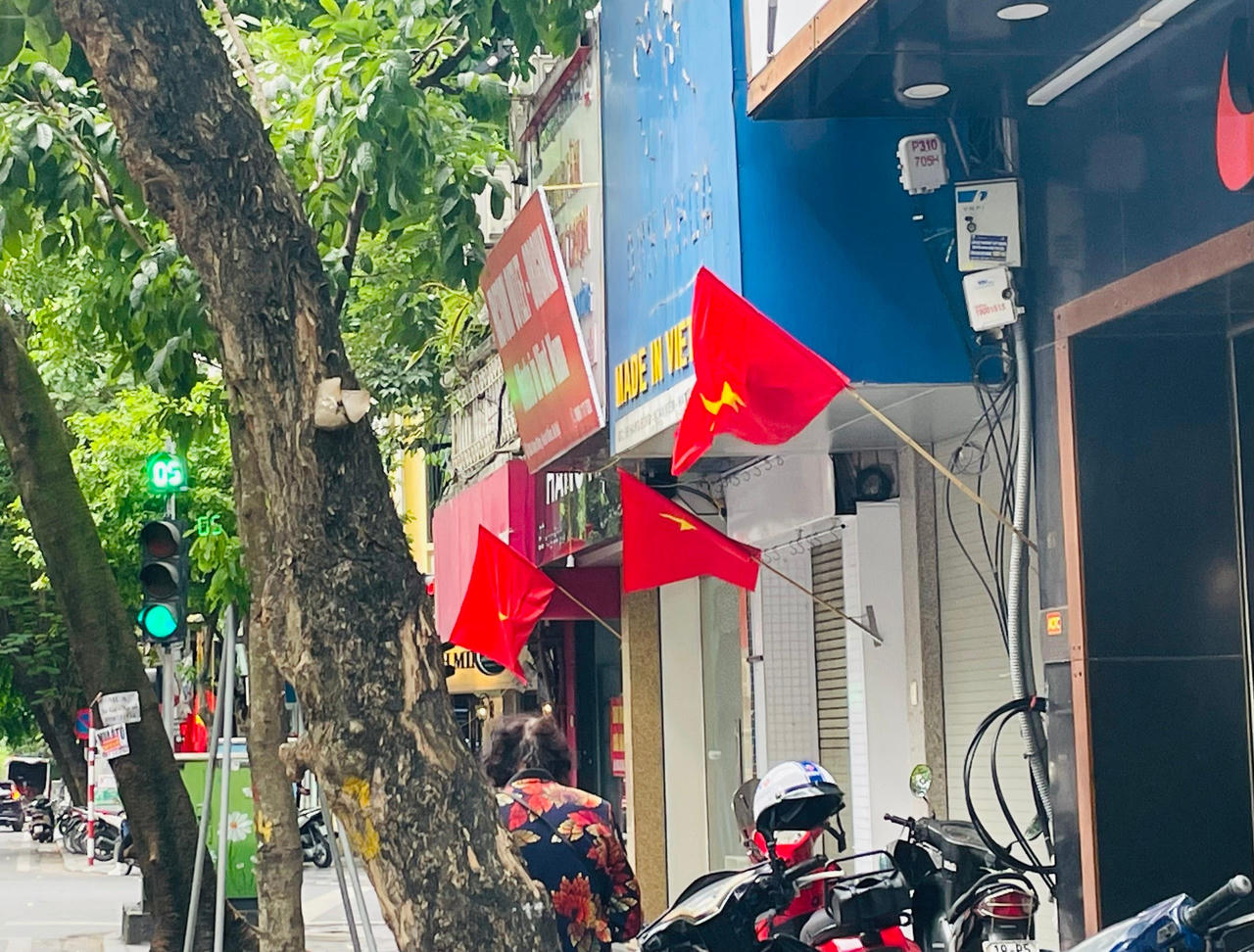 Hà Nội tưng bừng sắc đỏ, người dân mặc áo in cờ Tổ quốc mừng Ngày Giải phóng Thủ đô