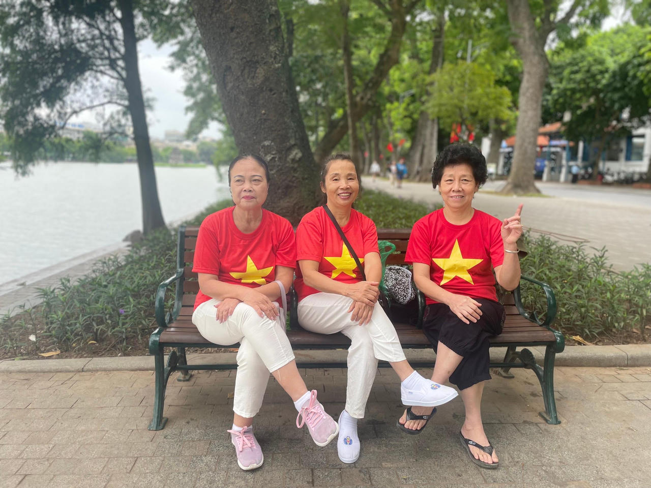 Hà Nội tưng bừng sắc đỏ, người dân mặc áo in cờ Tổ quốc mừng Ngày Giải phóng Thủ đô