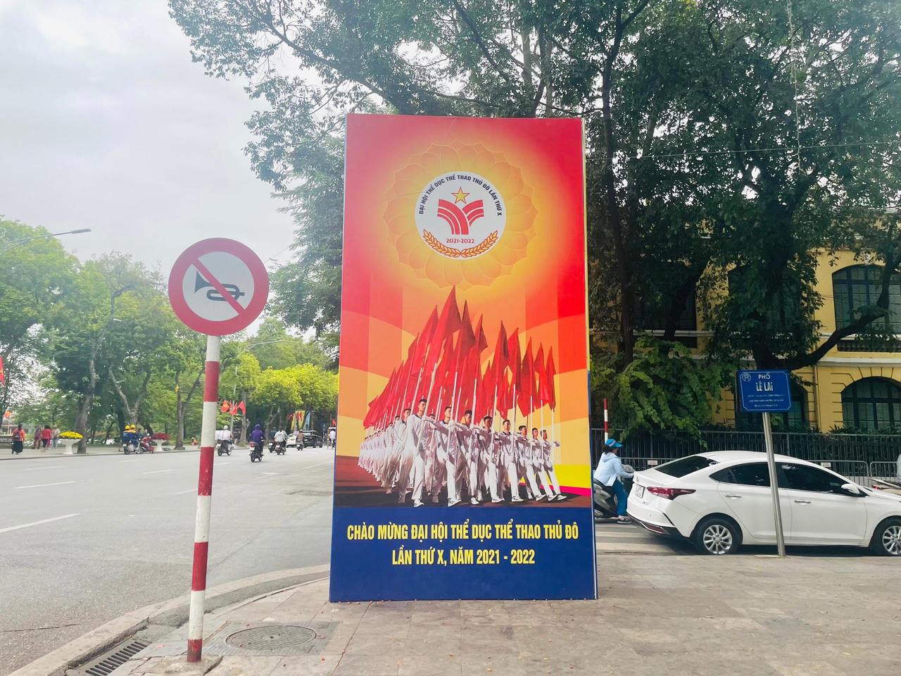 Hà Nội tưng bừng sắc đỏ, người dân mặc áo in cờ Tổ quốc mừng Ngày Giải phóng Thủ đô