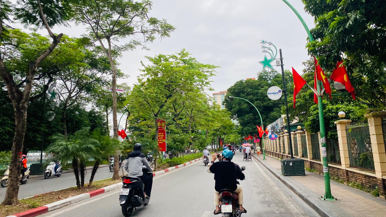 Hà Nội tưng bừng sắc đỏ, người dân mặc áo in cờ Tổ quốc mừng Ngày Giải phóng Thủ đô