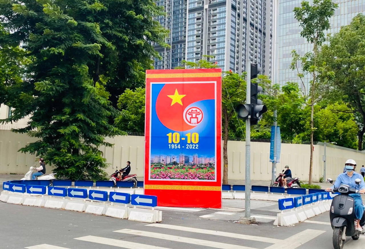 Hà Nội tưng bừng sắc đỏ, người dân mặc áo in cờ Tổ quốc mừng Ngày Giải phóng Thủ đô