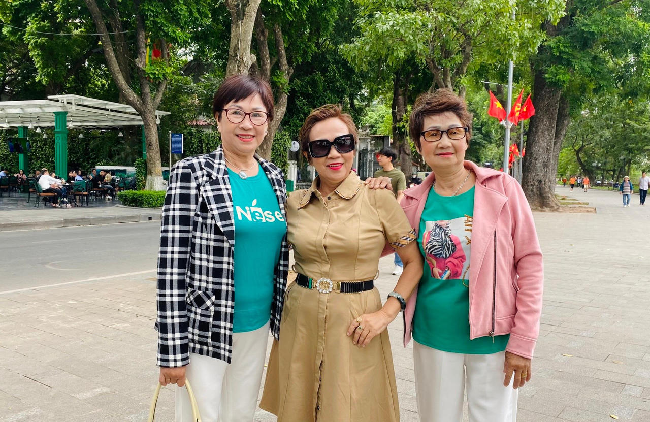 Hà Nội tưng bừng sắc đỏ, người dân mặc áo in cờ Tổ quốc mừng Ngày Giải phóng Thủ đô