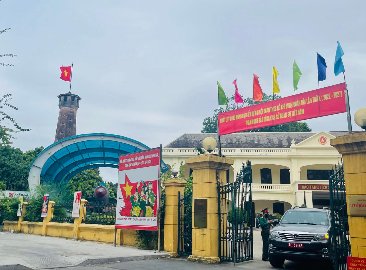 Hà Nội tưng bừng sắc đỏ, người dân mặc áo in cờ Tổ quốc mừng Ngày Giải phóng Thủ đô