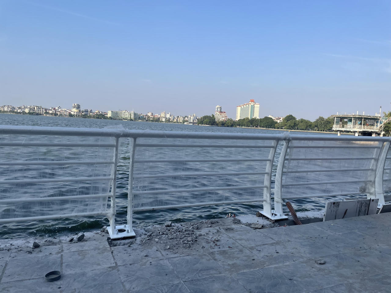 Lan can Hồ Tây được 'thay áo mới'