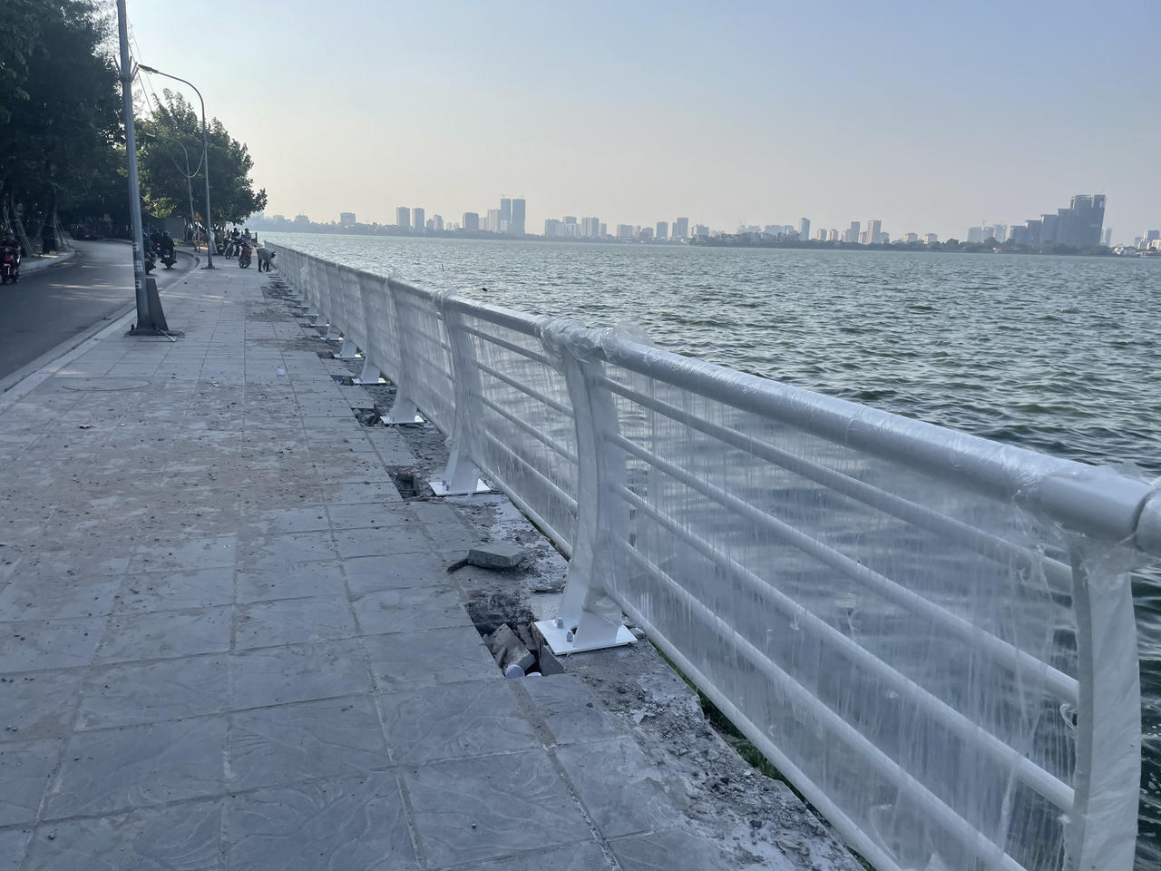 Lan can Hồ Tây được 'thay áo mới'