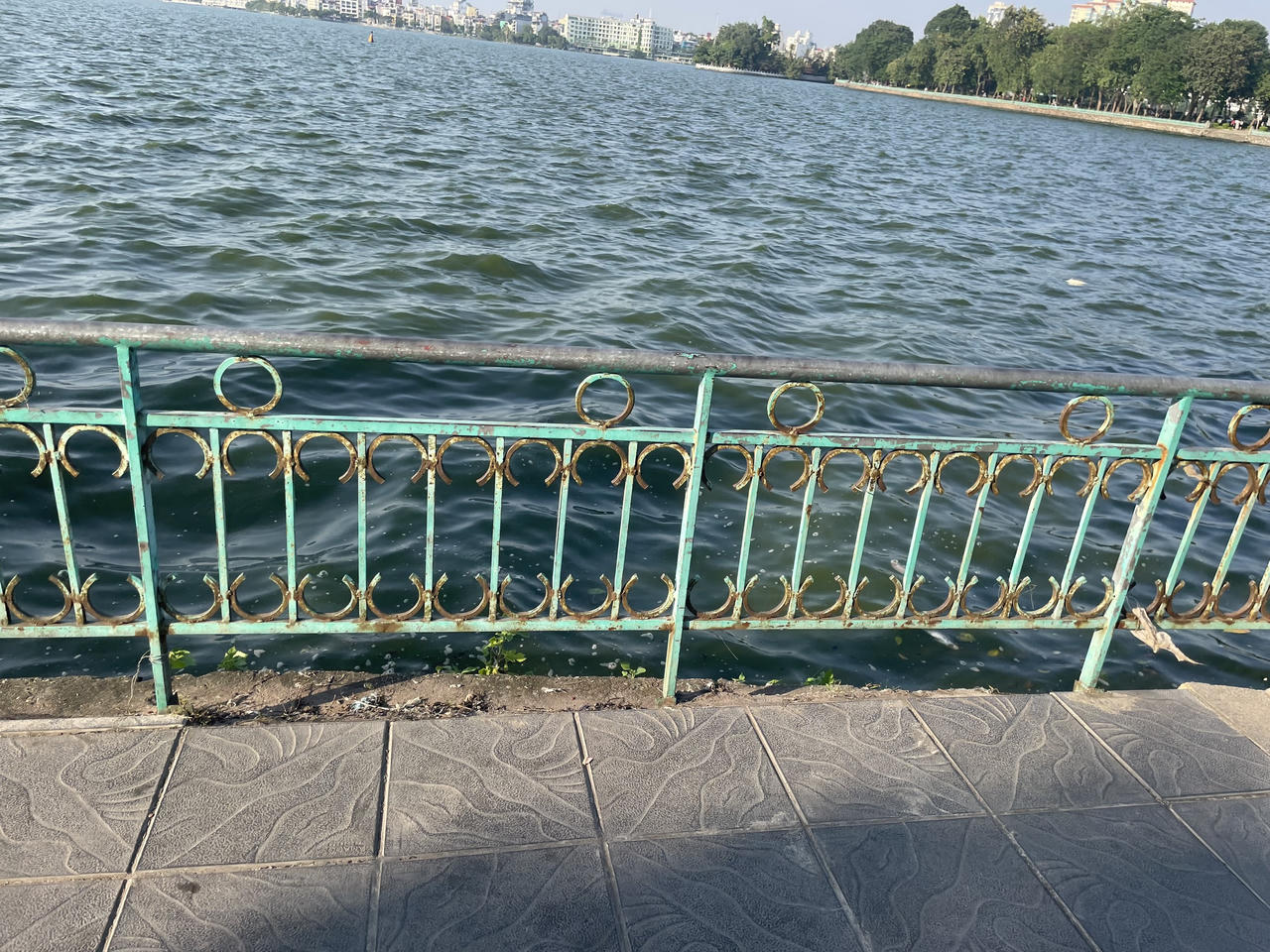 Lan can Hồ Tây được 'thay áo mới'