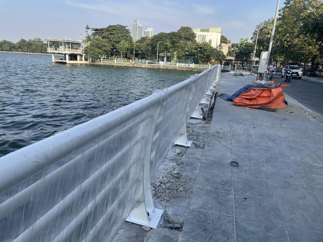 Lan can Hồ Tây được 'thay áo mới'