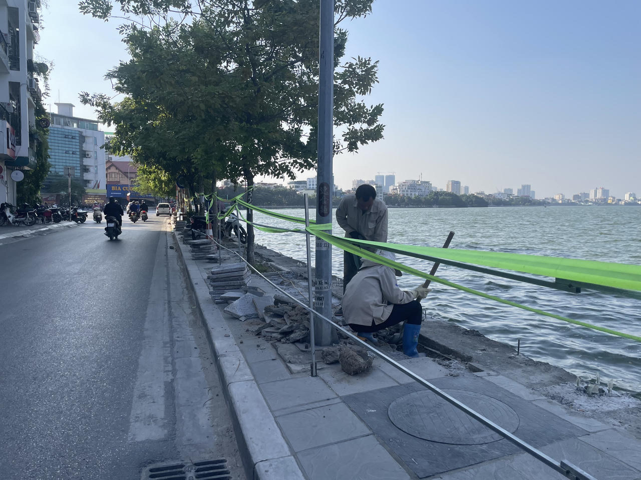 Lan can Hồ Tây được 'thay áo mới'