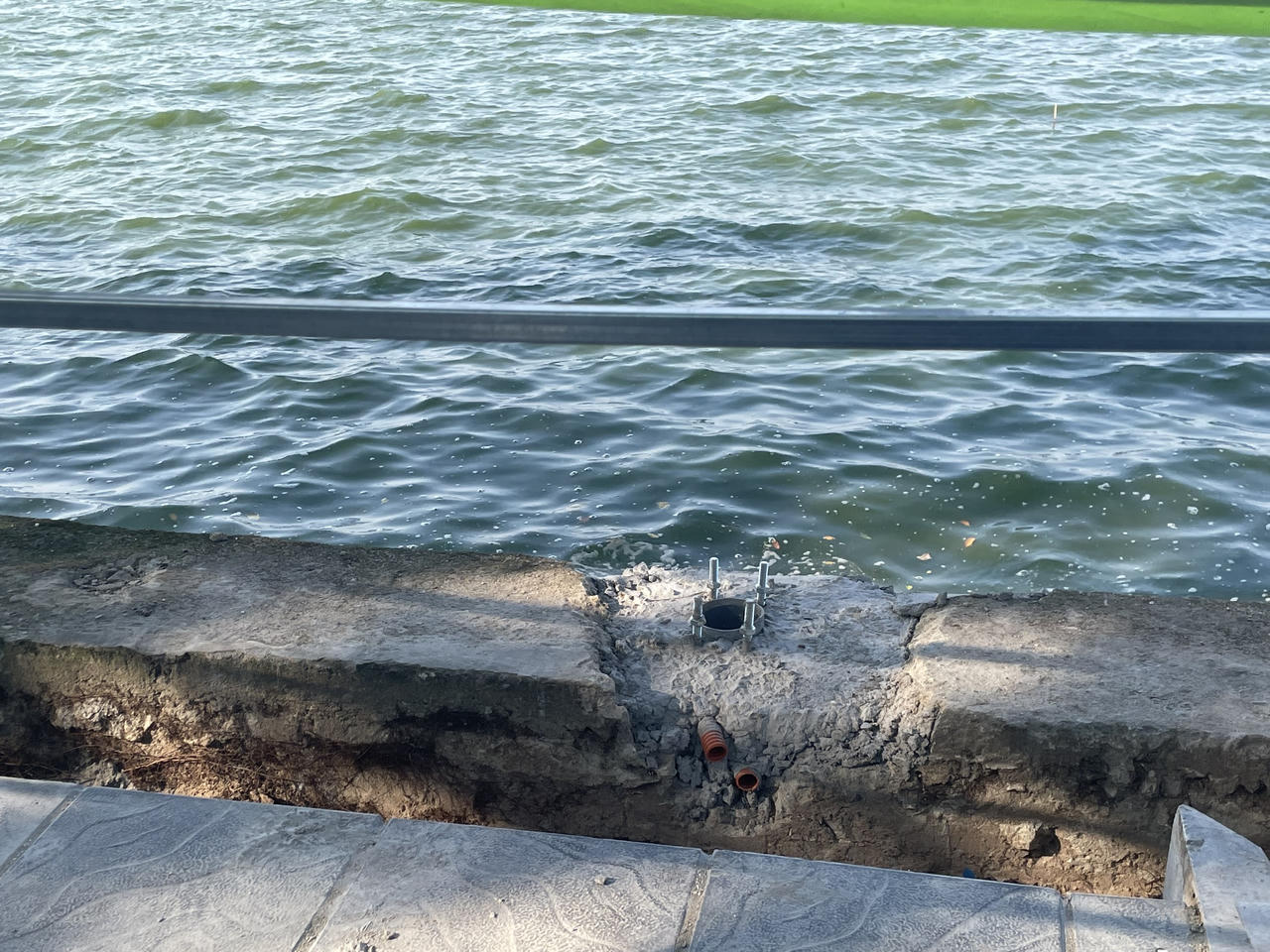 Lan can Hồ Tây được 'thay áo mới'