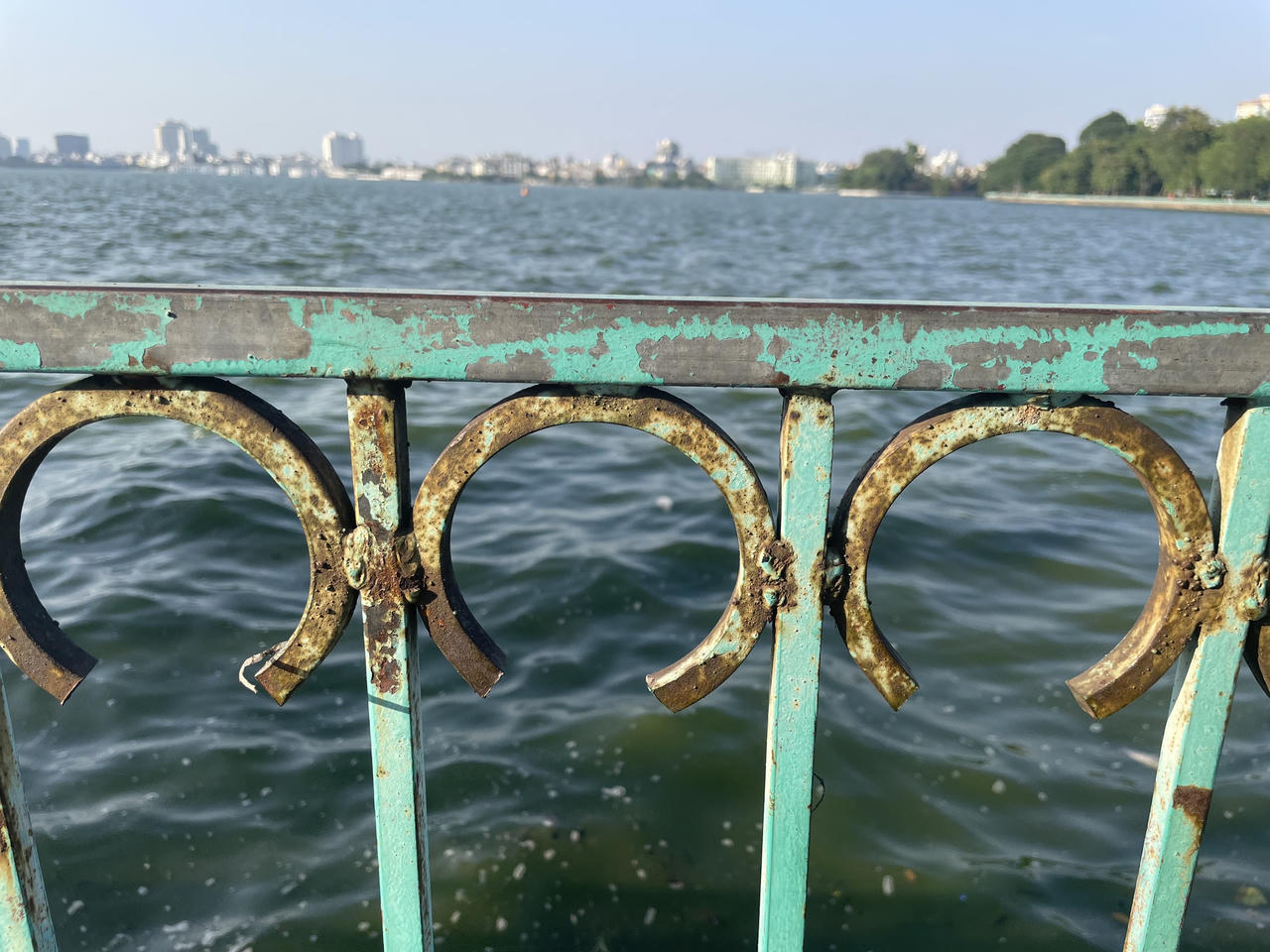 Lan can Hồ Tây được 'thay áo mới'