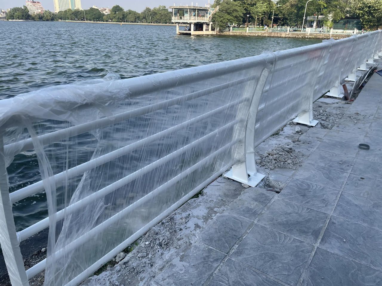 Lan can Hồ Tây được 'thay áo mới'